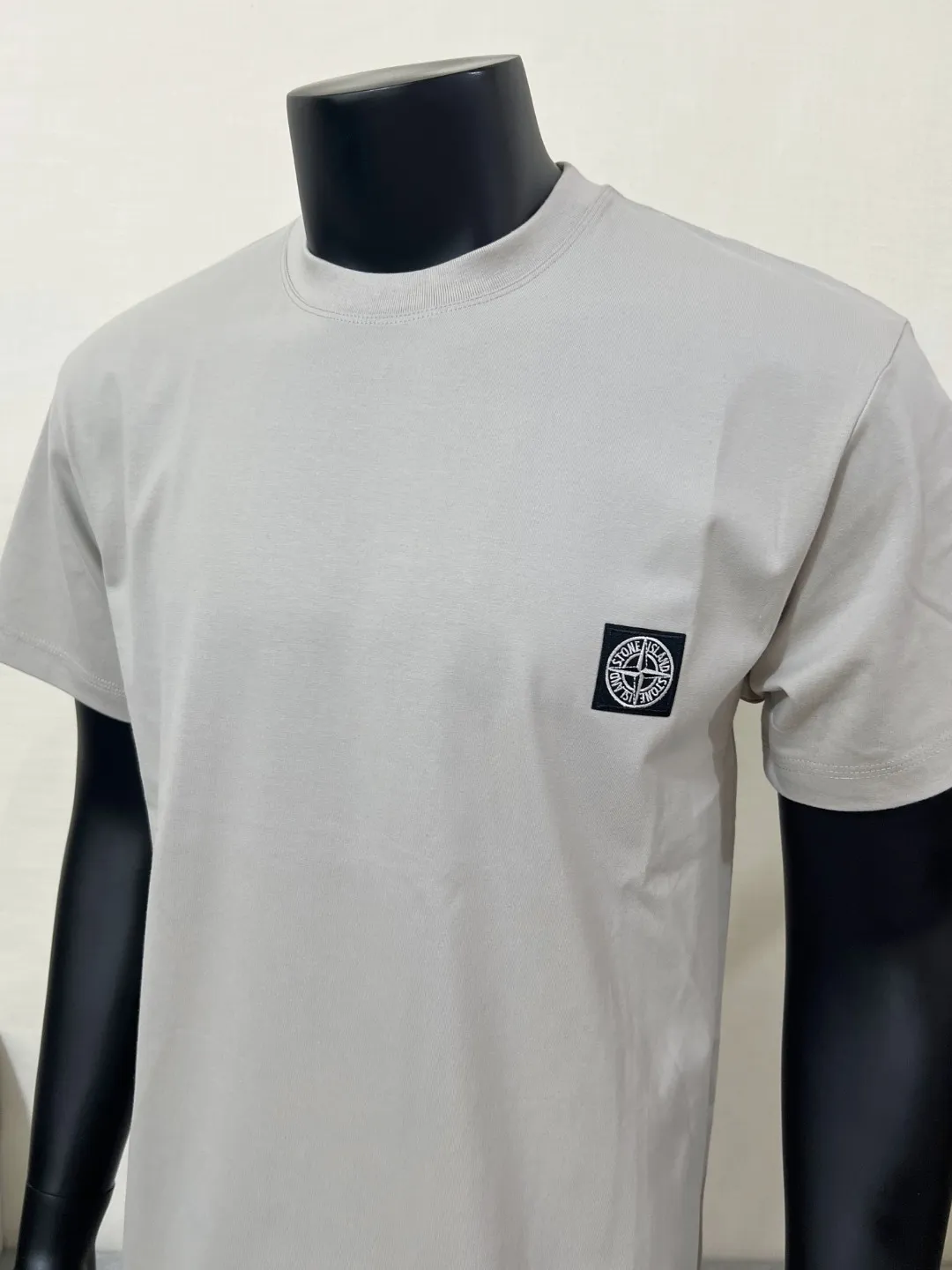 P140 Stone Island/Stone Island classic official website is on sale; small logo embroidery and pressed round neck short-sleeved T-shirt, strictly control the size of the logo, neat and clear letters, and the details are consistent with the original version; the original 240g double yarn 100% cotton fabric is selected; the upper body is simple, beautiful and very durable, with three-needle stitching and high-standard workmanship, with complete three-label details, high-temperature washing, soft fabric, better breathability, no shrinkage or deformation after washing, versatile style Match as you like, European size version, colors: black, dark gray, lilac gray, white; sizes XS-L, (L can wear up to 200 pounds)